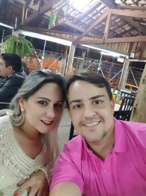 Fernando Peixoto Pires, aniversariante do dia 21 de junho ao lado da esposa Michelle Vaz