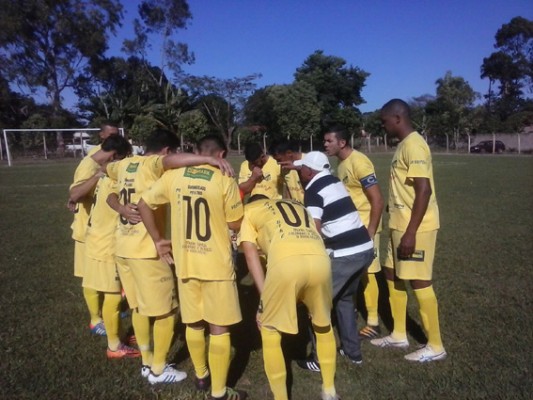 Jogadores antes da partida em Amanhece, neste domingo