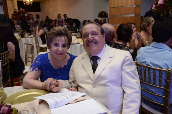 No sábado, 17, quem vai cantar parabéns é o advogado e diretor do Jornal Gazeta do Triângulo Dr. Darli Amaral. As comemorações acontecem em grande estilo ao lado da primeira-dama da comunicação Vanda Monteiro Amaral. O meu abraço e votos de felicidades! Créditos – Ernane Queiroz