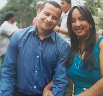 José Humberto Espíndula aniversariante do dia 18, ao lado da esposa Flávia Cristina. O filhos Maria Luisa e Samuel, sua mãe Mariza, o cumprimentam por mais um ano de vida que o Senhor lhe concedeu