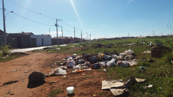 Entulho pode ser trazido de outros bairros por carroceiros, afirma moradora