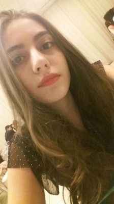 Maria Paula Costa Castro Alves, completa hoje 15 anos recebendo especiais cumprimentos de seus pais Teresa Cristina e Expedito Junior 