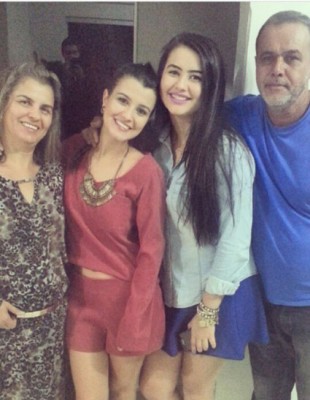 Sandra Aparecida Silva Rosa com as filhas e o esposo Flávio 
