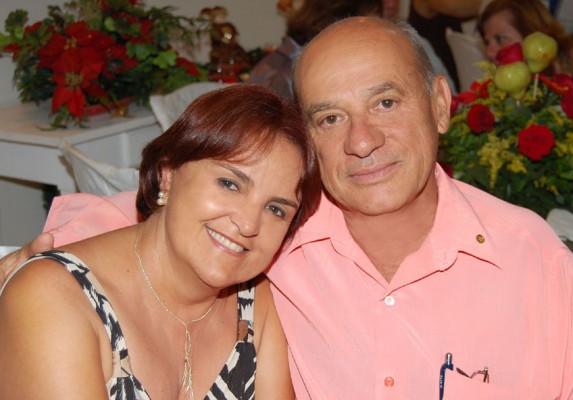 Vanda ao lado do esposo e aniversariante do dia 12, Adolfo Rodrigues Lima 