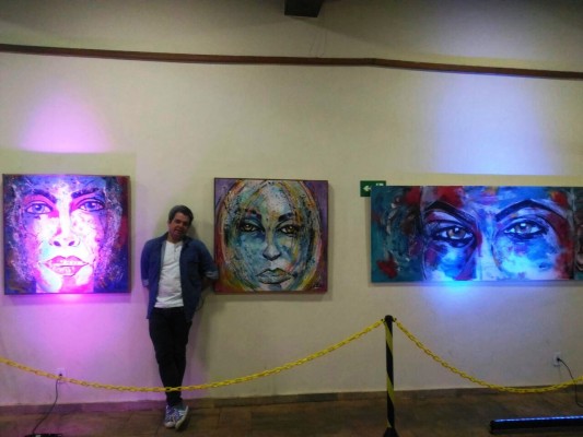 Arnaldo Ferreira nasceu em São Paulo, sendo conhecido por suas telas com traços da arte contemporânea