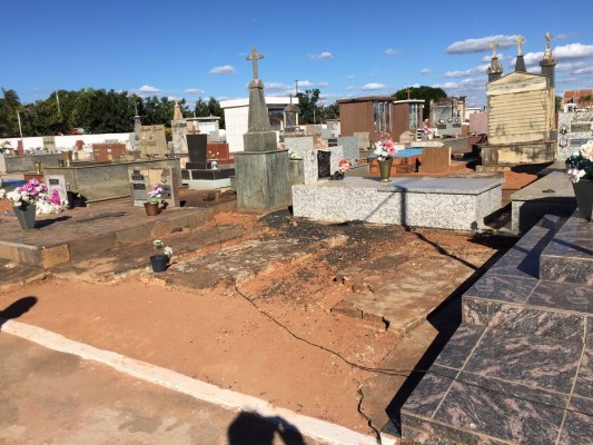 800 jazigos não estão identificados