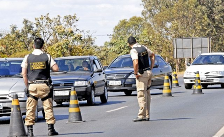 Militares abordam veículos durante feriado prolongado