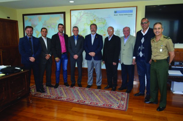 Representantes do município apresentam demanda ao Ministro da Defesa Raul Jungmann