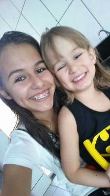 Ana Laura Ferreira Cunha Silva completou ontem 16 anos. Na foto, com o irmãozinho Rafael Ferreira Cunha. Filhos de Antonio César da Silva e Raquel Ferreira da Cunha