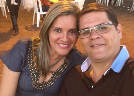 Anderson de Oliveira Neves, aniversariante de ontem com a esposa Paulinha Oliveira