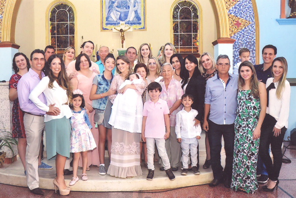 Batizado de Amanda, que foi realizado na igreja do Rosário no dia 24. A recepção foi na residência dos tios Adir Lemos e Aídor. Amanda recebeu o carinho de toda família incluindo o padrinho Dr. Rodrigo Carraro e esposa Lisandra juntamente com a madrinha Aline Amaral. Os pais Dr. Nilo Freire e Marcela é só alegria.