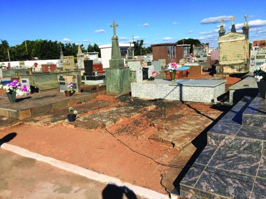 Aproximadamente 500 sepulturas estão abandonadas