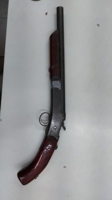Arma de fogo apreendida pela PM com os menores ** Divulgação 