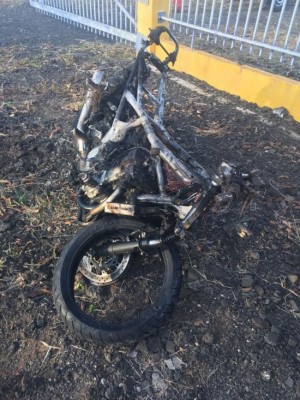 Motocicleta ficou incendiada no acidente de sábado, na BR-050