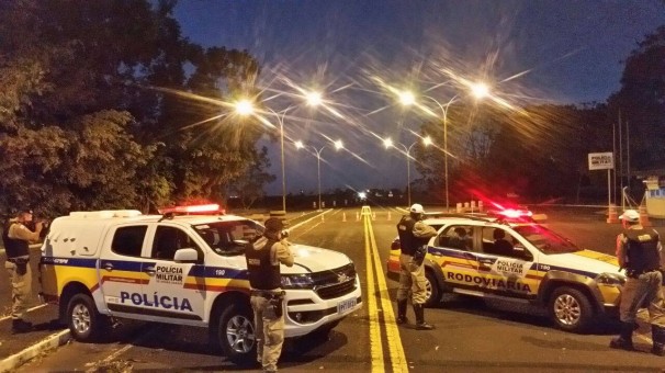 Policiais militares rodoviários em operação na MG-223 ** Divulgação 