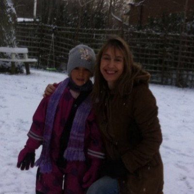 Iara Naves, aniversariante do dia 7 com a netinha Julianna Leão