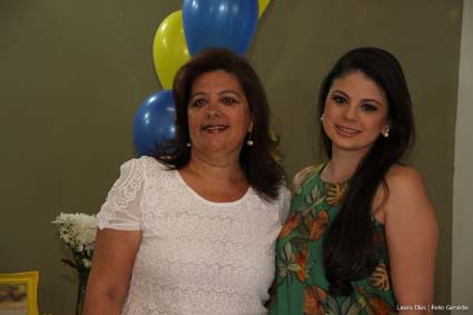 Jussara de Fátima Alves Oliveira, aniversariante do dia 7 ao lado da filha Nathálya Alves de Oliveira 
