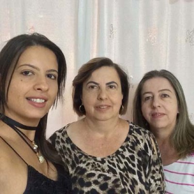 Lauriene Costa Mendes aniversariante de hoje, ao lado da mãe e aniversariante do dia 7, Saliene Costa Abranches, da tia e também aniversariante de hoje, Luciene Costa Abranches