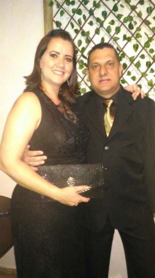 Luciana das Graças Ribeiro Dias, aniversariante do dia 15, com o marido Almir José Vieira, do dia 6 