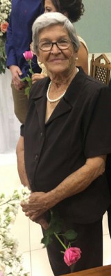 Margarida Hathenher Toledo, aniversariante do dia 27, recebe homenagens da filha Marisa, genro Silas e netos Marcella e Phelipe
