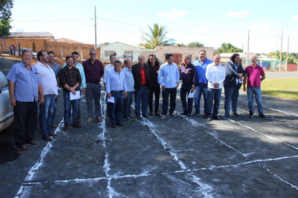 Representantes do Executivo e Legislativo na curiosa inauguração de pista de atletismo *Ascom