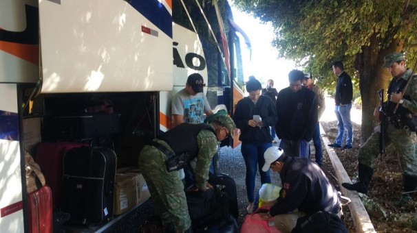 Equipe vistoriou diversos ônibus de turismo verificando as bagagens dos passageiros