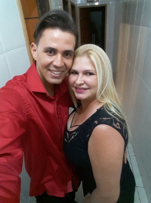 Adriano Narciso aniversariante do dia 7, com a esposa Kátia Barros