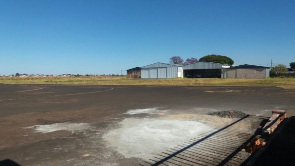 Avisos com instruções de voo estão por todo o saguão do aeródromo