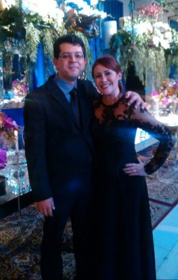 Alisson Mendonça, aniversariante de hoje, com a esposa Alessandra 