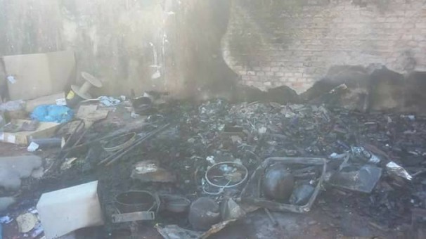 Fogo atingiu blocos de papelão que estavam prontos para a venda