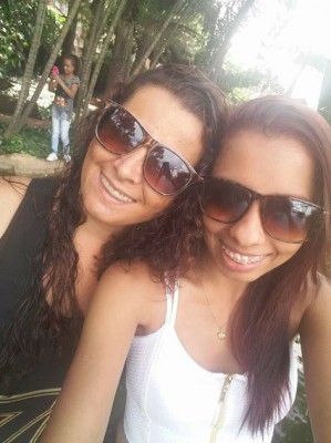 Jade Natanny Dias de Oliveira aniversariante de hoje, com a mãe Cláudia Aparecida Dias Rocha