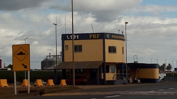 Policial tentou abordagem no posto da PRF, em Araguari 