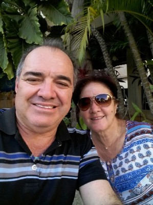 Wilson José Prado, aniversariante de hoje, com a esposa Cecilia