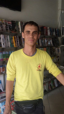 2)Rene Flávio Cardoso Oliveira, 32 anos, Entregador - “Acho que o Estacionamento Rotativo será muito ruim para o município, pois as vagas para moto serão reduzidas e atrapalharão o serviço de quem trabalha como entregador na região central. Além disso, penso que não haverá nenhum retorno financeiro para a cidade”.