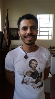 5)Fernando Mikael, 34 anos, Professor - “Acho que o Estacionamento Rotativo é uma maneira de regularizar o trânsito que Araguari, que é muito caótico. Quando vamos ao Centro, não tem vagas disponíveis no horário comercial e precisamos dar várias voltas até encontrar uma, ou pagar por um estacionamento particular, que é mais caro do que o rotativo. Acredito que esse serviço trará benefícios para a cidade”.