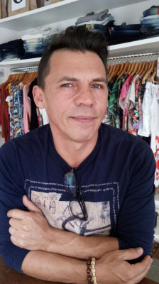 9)Marco Antônio Rodrigues, 48 anos, Comerciante - “Espero que dessa vez o Estacionamento Rotativo dê certo, mas tenho minhas dúvidas se o cliente vai querer pagar, mesmo sendo uma tarifa mais barata. Um estacionamento cheio, que não tem vagas, pode causar incômodo, mas um centro comercial vazio também é ruim, então, é uma faca de dois gumes. Acredito que existe a possibilidade de o Estacionamento Rotativo atrapalhar as vendas ao invés de melhorar, pois aí teremos muitas vagas, mas não haverá o cliente na rua”.