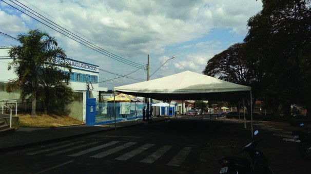 Comunidade finaliza montagem de estrutura para a festividade