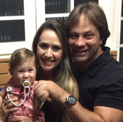 Cleiton Rodrigues Salatiel, aniversariante do dia 6, ao lado da esposa Estefânia Costa e da filha Giovanna 