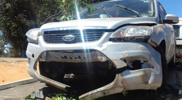Carro saiu da pista na rodovia de Amanhece