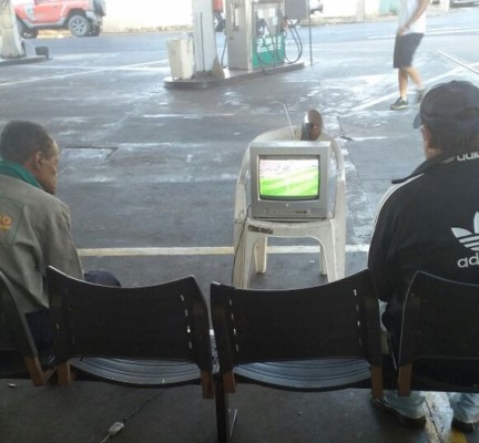 TV improvisada para ver Flamengo e Corinthians em posto de combustíveis *Arquivo Pessoal 