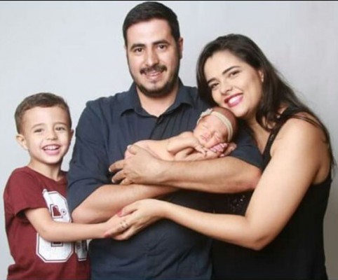 Karen Cristina Teixeira Paranhos, aniversariante de hoje ao lado do marido Dante e os filhos Miguel e Beatriz
