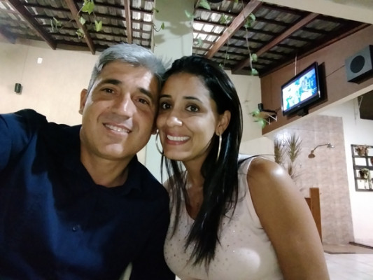 Olderlei Justino da Silva, aniversariante do dia 23 com a esposa Dayana 