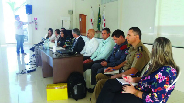 Servidores da Educação fazem manifestação durante Fórum Regional Territorial