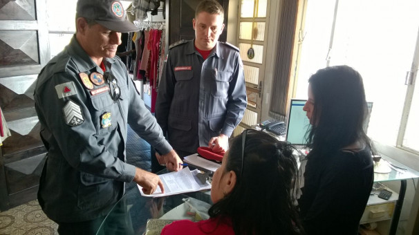 Militares visitam diversos estabelecimentos de Araguari