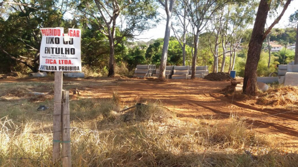 “buraco do Jorge” está situado na rua Professor Walter Fernandes, bairro Sibipiruna 