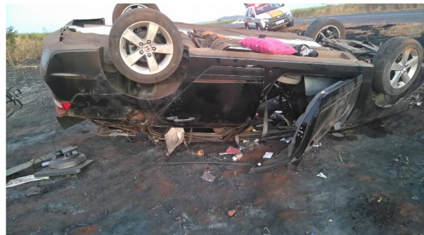 Automóvel capotou após irregularidades na pista ** Divulgação 