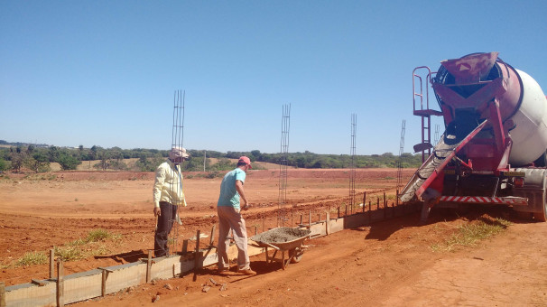 A base para a construção do muro está em andamento
