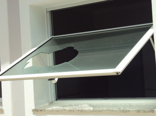 Marginais quebraram vidros de residência e cometeram furto