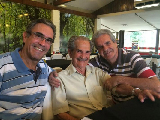 Geraldo Bernardino Ribeiro, aniversariante do dia 28 de agosto, com os filhos Luiz Antônio e Marco Antônio 