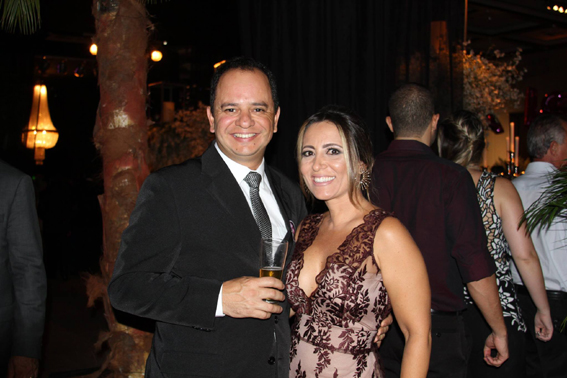 A festejada de ontem 13, foi a elegantíssima Dra. Andréia Coelho Reis Vieira. As comemorações da idade nova aconteceram em grande estilo ao lado do maridão Henrique Vieira, em sintonia fina de amor e cumplicidade. Felicidades!